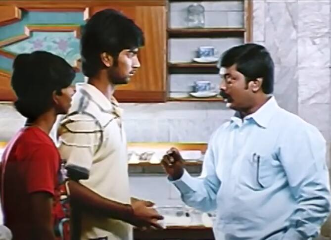 இவருக்கு இரண்டு மகன்கள் உள்ளனர். 2010 ஆம் ஆண்டு பாணா காத்தாடி படத்தில் முரளியும், அவர் மகனும் ஒரு காட்சியில் நடித்துள்ளனர். அந்த படம் வெளியாவதற்கு முன்பே முரளி மறைத்து விட்டார்.