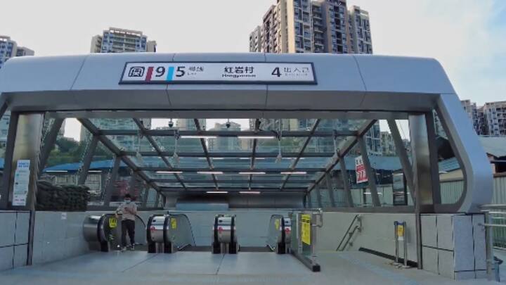 बता दें कि दुनिया में 190 से अधिक शहरों में मेट्रो रेल व्यवस्था है. हालांकि कुछ जगहों पर इन्हें सब-वे, यू-बान या फिर अंडग्राउंड ट्रेन के नाम से जाना जाता है. लेकिन अधिकांश मेट्रो दिखने में एक जैसे ही होते हैं.