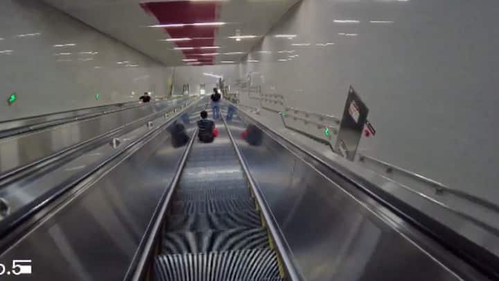 लंदन स्थित मेट्रो दुनिया की सबसे पुरानी मेट्रो रेल व्यवस्था है. ये 1863 में लोगों के लिए शुरू की गई थी. आपने भारत के विभिन्न शहरों में मौजूद मेट्रो रेल में सफर किया होगा. राजधानी दिल्ली समेत कई देशों में मेट्रो अंडरग्राउंड चलती है.