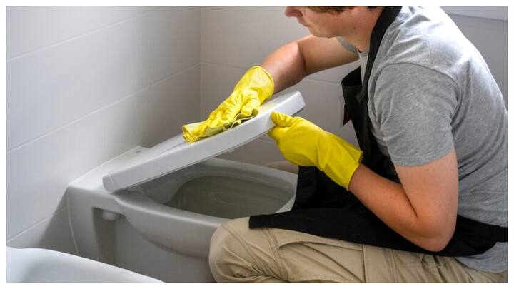 प्लंबिंग की जांच : प्लंबर को बुलाकर पॉट और पाइप की जांच कराएं. कचरा अटका हो सकता है, जिसे साफ करने से बदबू खत्म हो जाएगी.