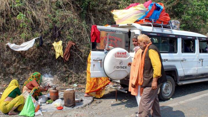 Devotees cook food along the Yamunotri-Gangotri highway near Damta during 'Char Dham Yatra', in Uttarkashi district, on May 16, 2024 | Photo: PTI
