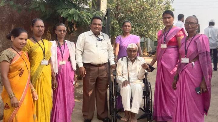 नाशिकमधून महायुतीचे उमेदवार हेमंत गोडसे, महाविकास आघाडीचे उमेदवार राजाभाऊ वाजे आणि अपक्ष उमेदवार शांतीगिरी महाराज यांच्यात तिरंगी लढत होत आहे.