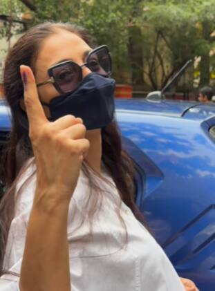 तब्बू (Tabbu) : अभिनेत्रीने तब्बू चेहऱ्यावर मास्क लावत मतदान करायला गेली होती.