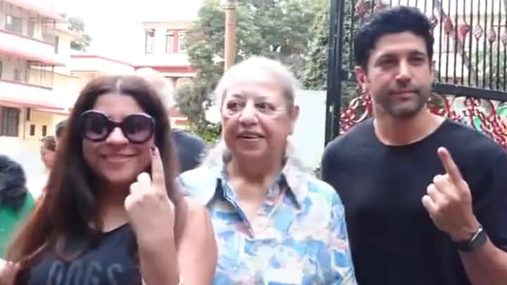 अभिनेता फरहान अख्तर और निर्देशक जोया अख्तर मुंबई के एक मतदान केंद्र पर वोट डालने के बाद अपनी स्याही लगी उंगलियां दिखाते हुए।  (फोटोः एएनआई)
