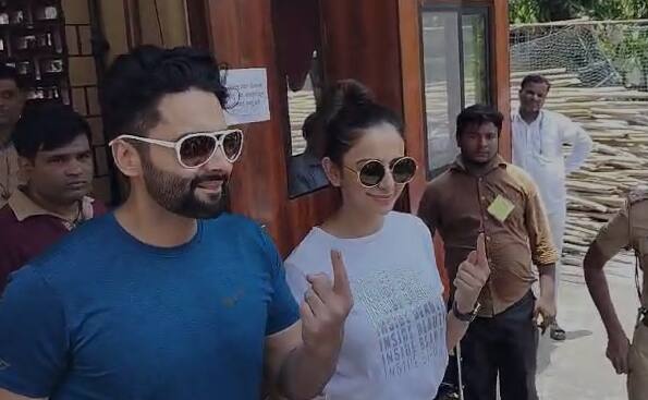 रकुरप्रीत सिंह आणि जॅकी भगनानी (Rakul Preet Singh Jackky Bhagnani) : अभिनेता रकुलप्रीत सिंह आणि जॅकी भगनानी यांनीदेखील मतदान केलं आहे.