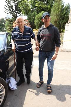 Ranbir Kapoor Casted Vote: रणबीर कपूर ने प्रेम चोपड़ा के पैर छुए, वोट डालने के बाद दिया पोज, शरमन जोशी भी आए नजर