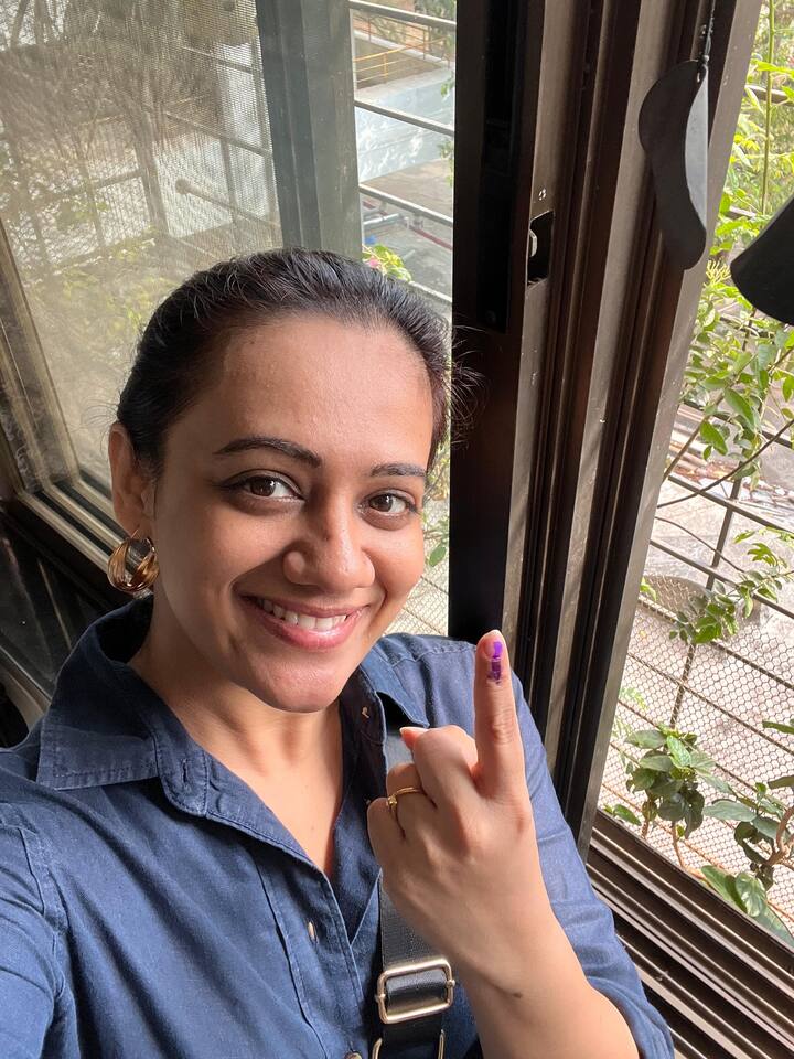 स्पृहा जोशी (Spruha Joshi) : अभिनेत्री स्पृहा जोशीनेही सकाळी-सकाळी मतदानाचा हक्क बजावला आहे.