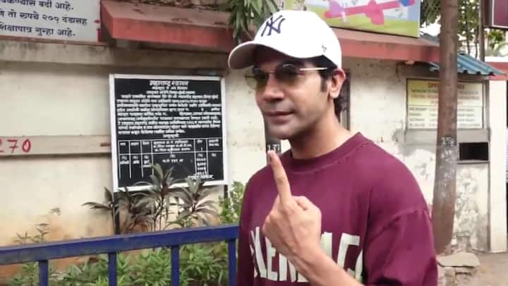 लोकसभा चुनाव के पांचवें चरण के लिए मुंबई के एक मतदान केंद्र पर वोट डालने के बाद अभिनेता राजकुमार राव अपनी स्याही लगी उंगली दिखाते हुए।  (फोटोः एएनआई)