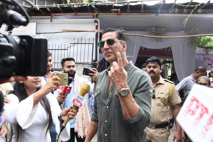वोटिंग के बारे में अक्षय ने कहा- मैं 7 बजे सुबह यहां आ गया था जब पोलिंग बूथ खुल चुका था और करीब 500-600 लोग अंदर थे.