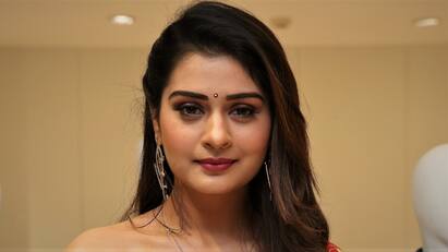 Actress Payal Rajput requests industry for justice Payal Rajput: சம்பள பாக்கியை கேட்ட பிரபல நடிகை! மிரட்டிய தயாரிப்பாளர்கள் - என்ன நடந்தது?