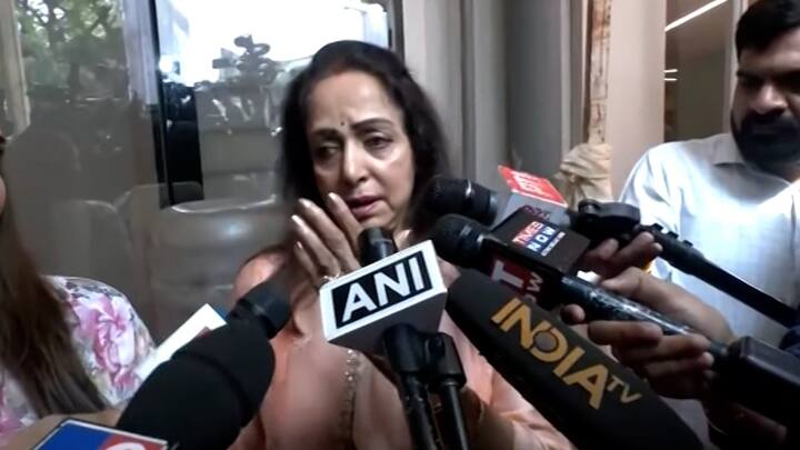हेमा मालिनी (Hema Malini) : बॉलिवूड अभिनेत्री आणि खासदार हेमा मालिनी यांनीदेखील मतदान केलं आहे.