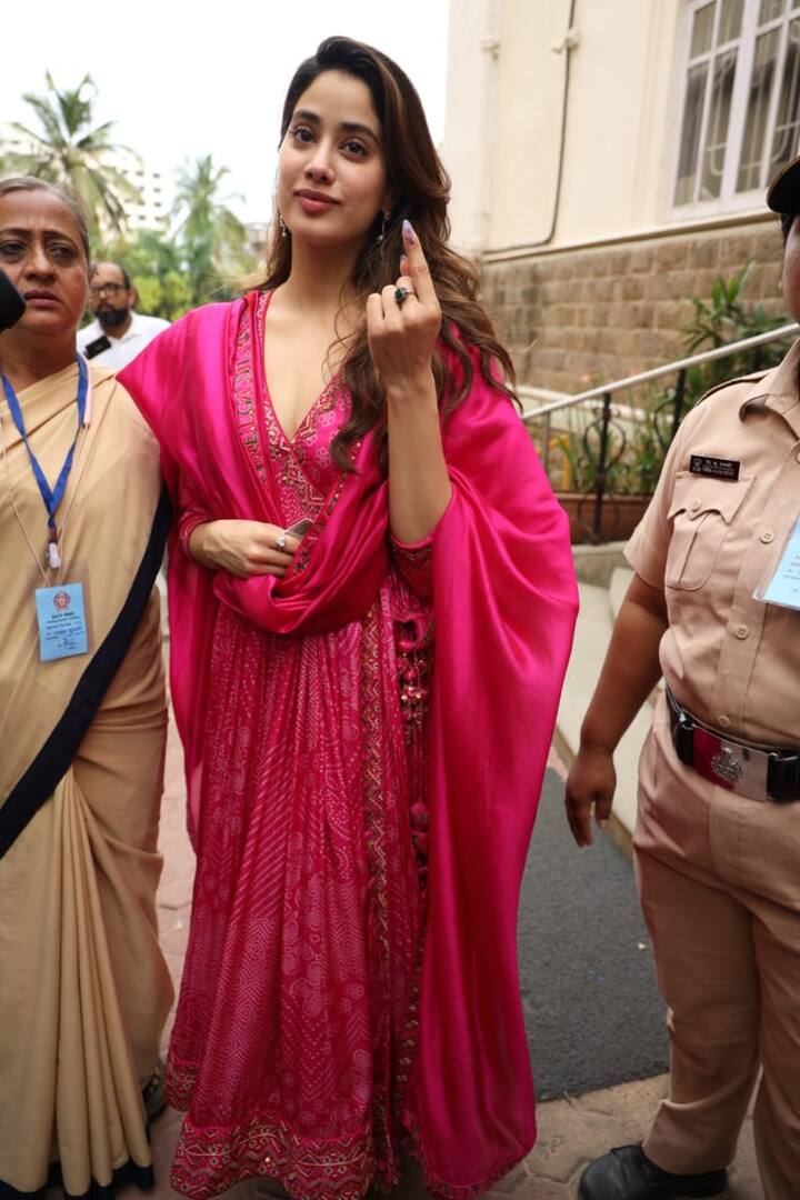 इस दौरान मिस्टर एंड मिसेज माही एक्ट्रेस ने अपनी अंगुली पर लगे इंक के निशान को भी फ्लॉन्ट किया.