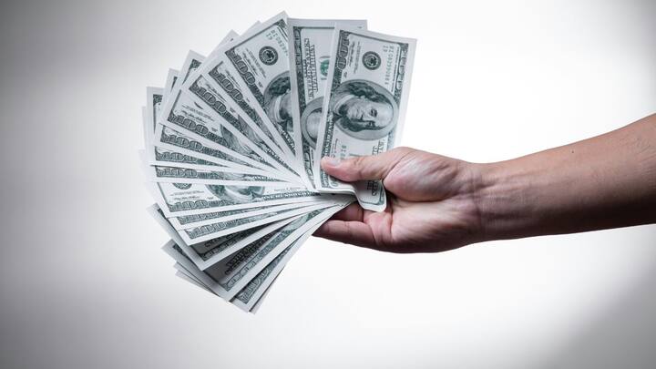 வடக்கு என்பது குபேர மூலை. அங்கே இருந்து வீட்டிற்கு நேர்மறை அதிர்வுகள் கிடைக்கும். அதனால் அங்கே இருக்கும் லாக்கரின் முன் ஒரு கண்ணாடி வைத்தால் நிதி நிலைமை உயரும். பிரச்சினைகள் தீரும். வளம் பெறுகும். மகிழ்ச்சி நிலைக்கும். வடக்கிலும், கிழக்கிலும் கண்ணாடிகளை வைக்கலாம். செவ்வக அல்லது சதுர வடிவ கண்ணாடிகளை வைக்கலாம். இது பொதுவான தகவல் மட்டுமே!