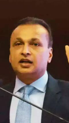 अनिल अंबानी ने एक मतदान केंद्र पर डाला अपना वोट