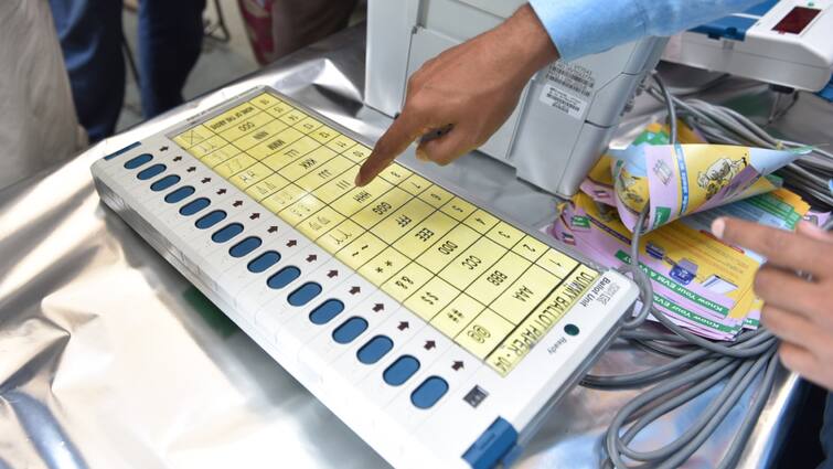 Lok Sabha Elections 2024 Re polling ordered on 25 may at booth in Farrukhabad after booth capturing video viral ann एटा के इस पोलिंग बूथ पर दोबारा होगा मतदान, फर्जी वोटिंग मामले में EC का फैसला