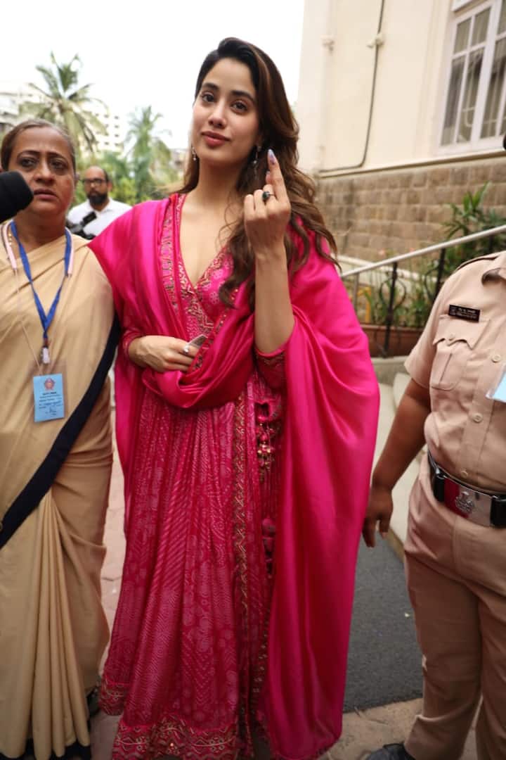 जान्हवी कपूर, जो इस समय अपनी आगामी फिल्म 'मिस्टर एंड मिसेज माही' की रिलीज की तैयारी कर रही हैं, मतदान के लिए गुलाबी अनारकली सूट में बहुत खूबसूरत लग रही थीं।