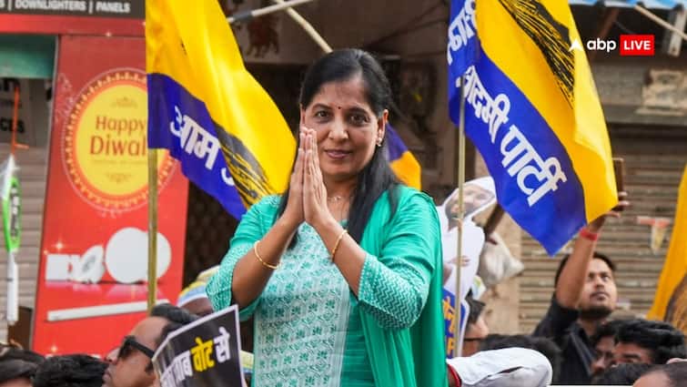 Sunita Kejriwal road show with cm arvind kejriwal in Delhi Lok Sabha Election CM केजरीवाल की पत्नी सुनीता केजरीवाल बोलीं, 'अगर आप चाहते हैं कि अब आपके मुख्यमंत्री...'