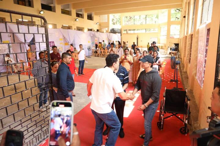 प्रेम चोपड़ा से बातचीत करने के बाद रणबीर एक्टर शरमन जोशी से भी मिले. उन्होंने उनसे बातचीत की और फिर वोट देकर सभी बाहर आ गए.