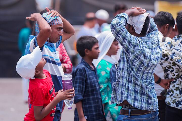 आईएमडी भोपाल सेंटर ने व्हॉट्सएप मैसेज के जरिए जानकारी दी कि दतिया तापमान के मामले में देश भर में तीसरे नंबर पर रहा. दिल्ली के नजफगढ़ में पारा 47.8 डिग्री यानी सबसे ज्यादा रहा.