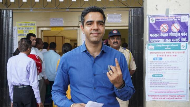 मतदान केंद्र २२८ वर जिल्हाधिकारी जलज शर्मा यांनी मतदानाचा हक्क बजावला.