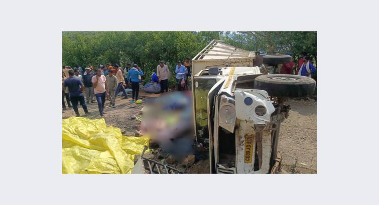 Chhattisgarh Accident Pick-up overturns in a terrible accident, 17 tribal brothers killed, incident in Chhattisgarh Marathi News Chhattisgarh Accident : पीकअप पलटी होऊन भीषण अपघात, 17 आदिवासी बांधवांवर काळाचा घाला, छत्तीसगडमधील घटना