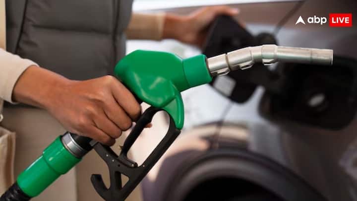 Petrol Pump Complaint: अगर आप अपनी गाड़ी में फ्यूल भरवाने के लिए पेट्रोल पंप पर गए हैं और वहां आपको कोई गड़बड़ी नजर आ रही है. तो आप इसकी शिकायत कर सकते हैं.