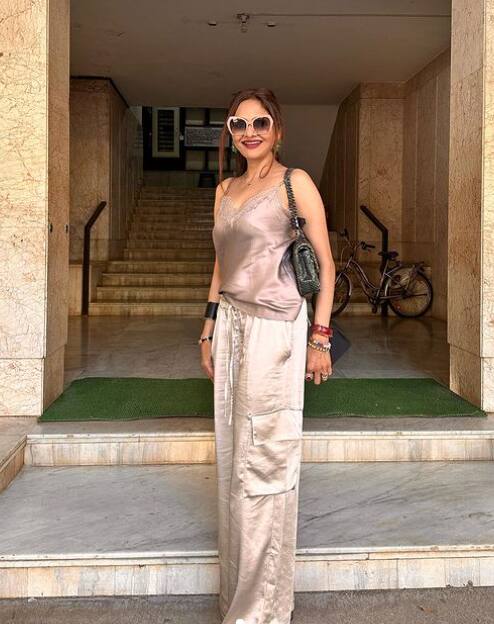 इस दौरान मधु ने याद किया कि कैसे 90 के दशक में एक्ट्रेस को वॉशरूम और वैनिटी वैन जैसी बेसिक फैसिलिटी भी नहीं मिलती थी और अक्सर उन्हें खुले में अपने आउटफिट्स बदलने के लिए मजबूर होना पड़ता था.