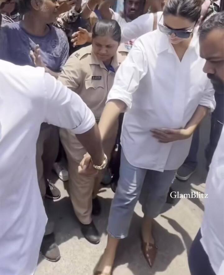 ਬਾਲੀਵੁੱਡ ਦੀ ਤਾਕਤਵਰ ਜੋੜੀ ਦੀਪਿਕਾ ਪਾਦੂਕੋਣ ਅਤੇ ਰਣਵੀਰ ਸਿੰਘ ਵੀ ਸੋਮਵਾਰ ਨੂੰ ਆਪਣੀ ਵੋਟ ਪਾਉਣ ਲਈ ਮੁੰਬਈ ਦੇ ਇੱਕ ਪੋਲਿੰਗ ਬੂਥ ਪਹੁੰਚੇ।