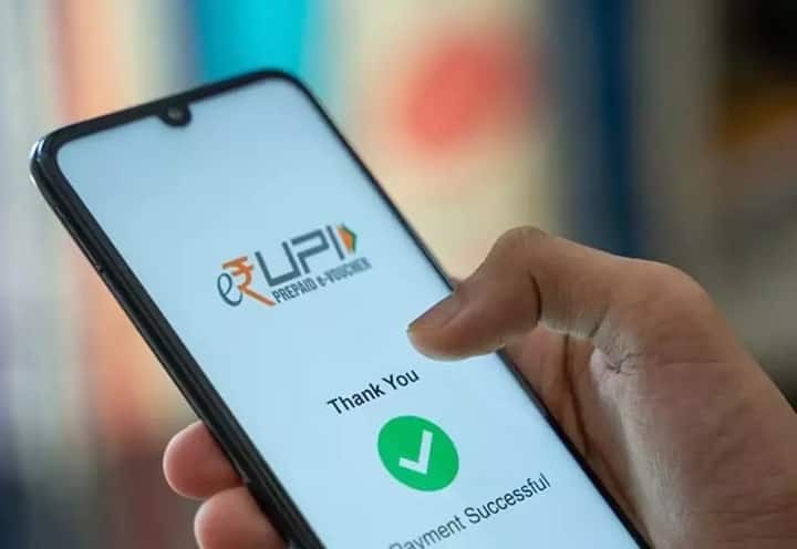 UPI Payment: UPI પેમેન્ટને લઈને ઘણી વાર લોકોના મનમાં ઘણા પ્રશ્નો હોય છે, એક સવાલ એ પણ છે કે શું સ્માર્ટફોન વગર પણ UPI પેમેન્ટ કરી શકાય છે? આજે યુપીઆઈનો ઉપયોગ ભારતમાં જ નહીં પરંતુ વિશ્વના ઘણા દેશોમાં થઈ રહ્યો છે. આ એક એવી સિસ્ટમ છે જેના દ્વારા થોડી સેકન્ડમાં પેમેન્ટ થઈ જાય છે.