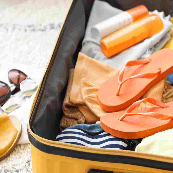 ਇਸ ਤੋਂ ਇਲਾਵਾ ਤੁਹਾਨੂੰ ਸਨਗਲਾਸ ਅਤੇ ਟੋਪੀ-ਛਤਰੀ ਵੀ ਆਪਣੇ ਨਾਲ ਰੱਖਣੀ ਚਾਹੀਦੀ ਹੈ। ਧਿਆਨ ਰੱਖੋ ਕਿ ਗਰਮੀਆਂ ਲਈ ਸੂਤੀ ਕੱਪੜੇ ਨਾਲ ਰੱਖੋ, ਤਾਂ ਜੋ ਤੁਸੀਂ ਆਰਾਮਦਾਇਕ ਰਹੋ।