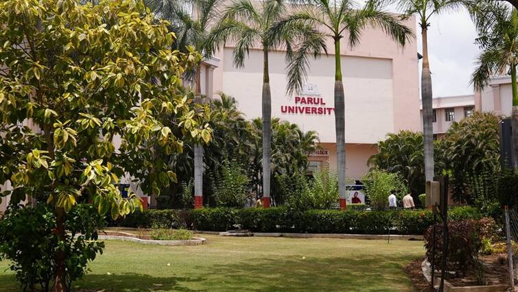 Shape tomorrow innovation  UG admissions started after GSEB result of class 12 in Parul University શેપ ટુમોરોઝ ઇનોવેશન્સ: પારુલ યુનિવર્સિટીમાં ધોરણ 12ના GSEB પરિણામ બાદ યુજીમાં પ્રવેશ શરૂ થયા ગયા છે