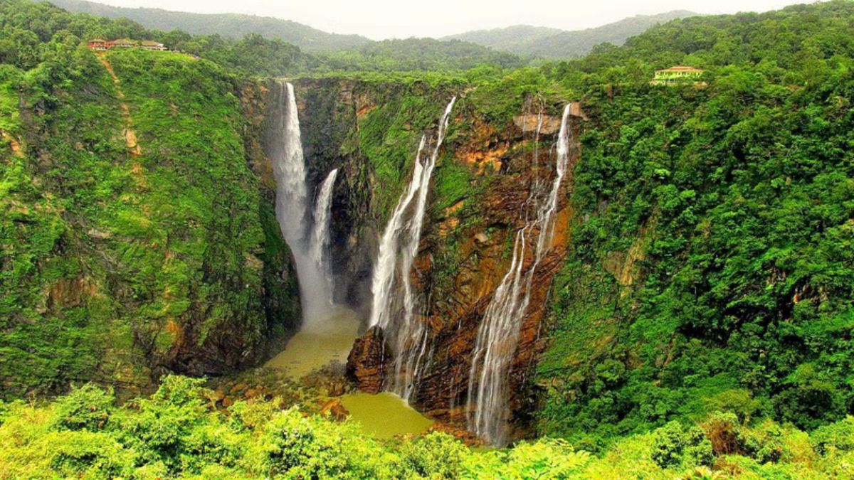 Travel : सुख आणखी काय असतं.. महाराष्ट्रातील प्रसिद्ध 'या' धबधब्यांचं सौंदर्य म्हणजे स्वर्ग जणू! मुखातून 'Wow' आल्याशिवाय राहणार नाही..