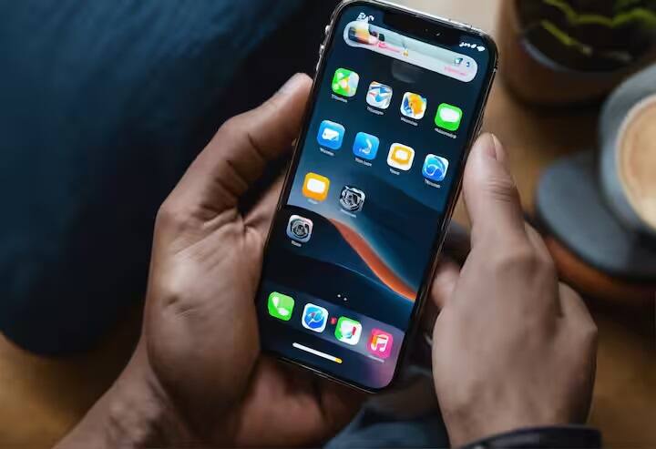 Apple નવી AI સુવિધાઓની સીરીઝ રજૂ કરવા જઈ રહ્યું છે, જેમાંથી પ્રથમ સિરી સાથે સંબંધિત હશે. રિપોર્ટ્સ અનુસાર, આ અપડેટ આવ્યા બાદ સિરી પહેલા કરતા વધુ સ્માર્ટ બની જશે. એવી અપેક્ષા રાખવામાં આવે છે કે Apple Siri મેસેજ વાંચ્યા પછી આપમેળે જવાબો જનરેટ કરવામાં સક્ષમ હશે.