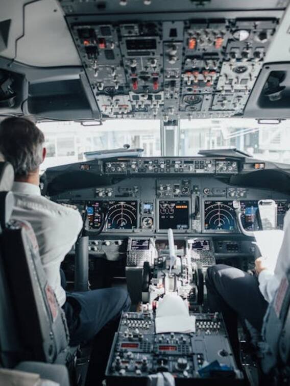 क्या प्लेन के कॉकपिट में जा सकते हैं पैसेंजर्स?