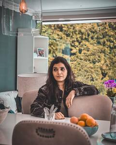 Mukta Barve :  45 वर्षाची अभिनेत्री मुक्ता बर्वे ही अजूनही सिंगल का? अभिनेत्री म्हणाली..