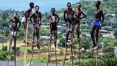 इस जनजाति के लोग लकड़ी के डंडों पर चलते हैं, जानिए क्यों पैरों पर चलने से बचते हैं?