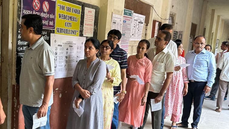 Nashik Lok Sabha voting 51 16 percent polling till 5 PM Sinnar s lead maintained  lowest in Nashik West Maharashtra Marathi News Nashik Lok Sabha : नाशिक लोकसभेत सायंकाळी पाचपर्यंत 51.16 टक्के मतदान, सिन्नरची आघाडी कायम, नाशिक पश्चिममध्ये थंड प्रतिसाद