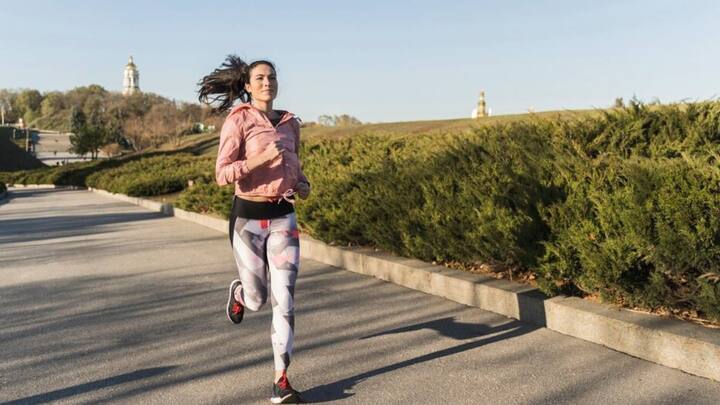 अगर तेजी से कैलोरी या वजन कम करना चाहते हैं तो दौड़ने से बेहतर और कुछ नहीं हो सकता है. चलने और दौड़ने से काफी फायदा होता है.