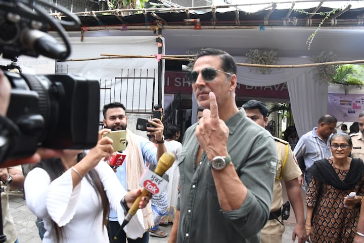 जब अक्षय से लंबी लाइन में लगकर वोट डालने के बारे में पूछा गया तो उन्होंने कहा-तोक्या करूं, लाइन तोड़कर निकल जाऊं?