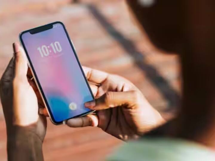 ਜਿਆਦਾਤਰ ਕਿਸੇ ਨਾਲ ਗੱਲ ਕਰਨ ਲਈ ਫ਼ੋਨ ਰਾਹੀਂ ਹੀ ਕਾਲ ਕੀਤੀ ਜਾਂਦੀ ਹੈ। ਵੀਡੀਓ ਕਾਲ ਕੀਤੀ ਜਾ ਸਕਦੀ ਹੈ। ਸੁਨੇਹਾ ਭੇਜਿਆ ਜਾ ਸਕਦਾ ਹੈ।