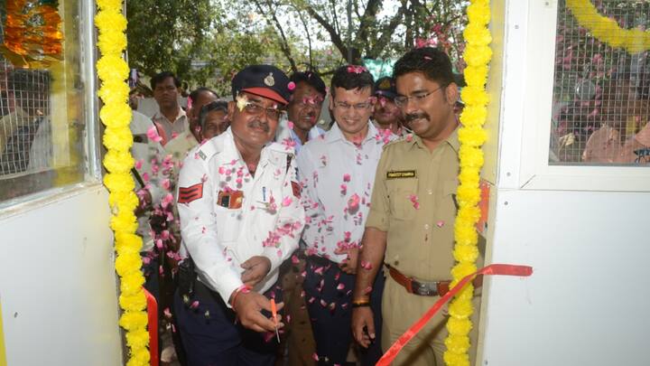 Ujjain Prepaid Booth Service: धार्मिक नगरी उज्जैन में सार्थक पहल के लिए कलेक्टर और पुलिस अधीक्षक का फूलों से स्वागत किया गया. यात्रियों के लिए तीन प्रीपेड बूथ सुविधा की शुरुआत की गयी है.