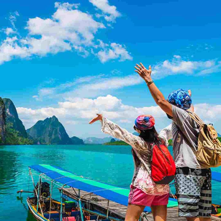 ਜੇਕਰ ਤੁਸੀਂ ਵੀ ਆਉਣ ਵਾਲੇ ਕੁਝ ਦਿਨਾਂ 'ਚ ਆਪਣੇ ਪਰਿਵਾਰ ਨਾਲ ਕਿਤੇ ਬਾਹਰ ਜਾ ਰਹੇ ਹੋ ਤਾਂ ਹੁਣ ਤੋਂ ਹੀ ਇਸ ਦੀ ਤਿਆਰੀ ਸ਼ੁਰੂ ਕਰ ਦਿਓ। ਆਖਰੀ ਮਿੰਟ ਦੀ ਪੈਕਿੰਗ ਦੌਰਾਨ ਕੁਝ ਚੀਜ਼ਾਂ ਪਿੱਛੇ ਰਹਿ ਜਾਂਦੀਆਂ ਹਨ। ਇਸ ਲਈ, ਇੱਥੇ ਅਸੀਂ ਤੁਹਾਨੂੰ ਦੱਸਾਂਗੇ ਕਿ ਗਰਮੀਆਂ ਦੀਆਂ ਛੁੱਟੀਆਂ 'ਤੇ ਜਾਂਦੇ ਸਮੇਂ ਤੁਹਾਨੂੰ ਆਪਣੇ ਬੈਗ ਵਿੱਚ ਕਿਹੜੀਆਂ ਚੀਜ਼ਾਂ ਨੂੰ ਪੈਕ ਕਰਨਾ ਚਾਹੀਦਾ ਹੈ।