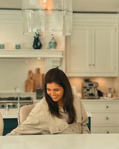 Mukta Barve :  45 वर्षाची अभिनेत्री मुक्ता बर्वे ही अजूनही सिंगल का? अभिनेत्री म्हणाली..