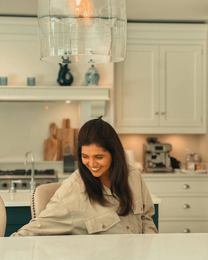 मुक्ताने मालिका आणि नाटकांमधूनही प्रेक्षकांची मनं जिंकली आहेत. नुकतच मुक्ताने तिचा 45 वा वाढदिवस साजरा केला आहे.