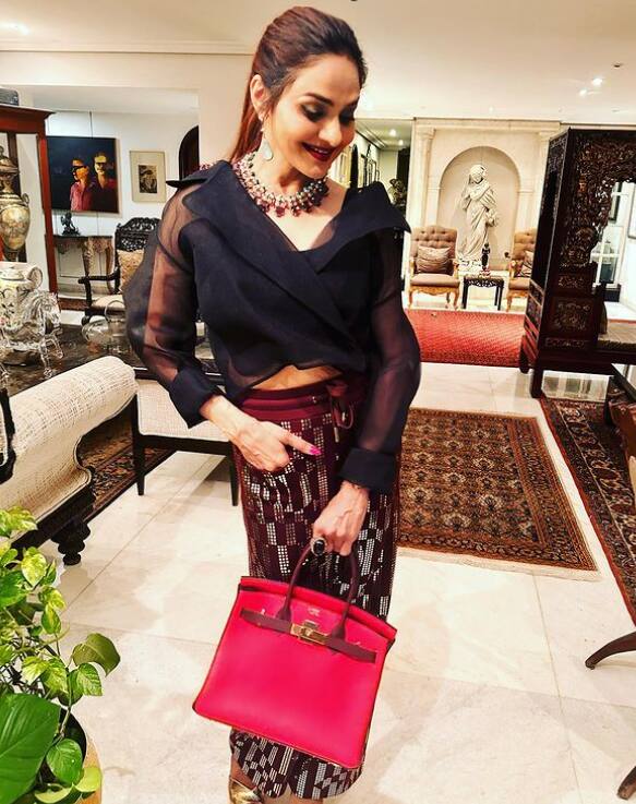 एक्ट्रेस ने कहा,” एक समय था जब मैं मणिरत्नम सर के साथ इरुवर (1997) की शूटिंग कर रही थी और हम तमिलनाडु में कहीं शूटिंग कर रहे थे, मुझे वह जगह ठीक से याद नहीं है, लेकिन खाने के बाद ब्रेक के समय मैं वहां चट्टानों पर सोती थी. मैं चट्टान पर सो रही था और मैंने किसी को यह कहते हुए सुना, 'इतना पैसा कमाने का क्या फायदा, आखिरकार उसे पत्थरों पर सोना पड़ेगा.' एक फीमेल एक्ट्रेस के लिए. वे दिन कठिन थे.”