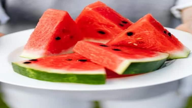 Does Eating Too Much Watermelon Have Side Effects તરબૂચ ખાવાથી પણ થઇ શકે છે નુકસાન, આ છ લોકોએ ખાવામાં રાખવું જોઇએ ધ્યાન