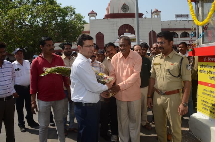 ऑटो के लिए भी प्रमुख स्थानों पर निर्धारित शुल्क की लिस्ट चस्पा की गई है. रसीद पर किराया देखकर यात्री अदायगी कर सकेंगे. गंतव्य स्थान पर पहुंचने के बाद यात्री रसीद ऑटो चालक को देंगे. ऑटो चालक को काउंटर पर रसीद जमा करने के बाद भुगतान कर दिया जाएगा.