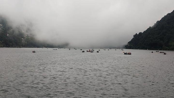 गर्मियों के मौसम देश और विदेश के लाखों पर्यटकों के लिए उत्तराखंड का नैनीताल, भीमताल, अल्मोड़ा, मसूरी सहित तमाम पर्यटक स्थल है, लेकिन सरोवर नगरी नैनीताल पर्यटकों की पहली पसंद है. यहां हर साल देश और दुनिया से लाखों पर्यटक अपनी छुट्टी मनाने आते हैं.