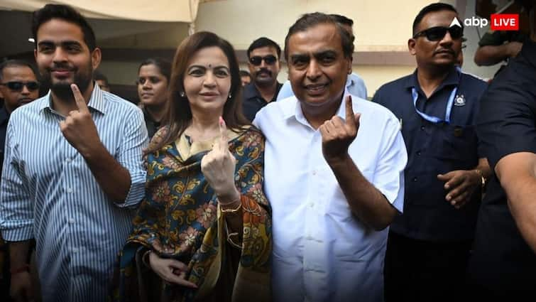 Mukesh Ambani Nita Ambani cast their Vote along with son Akash Ambani in Mumbai Mukesh-Nita Ambani Vote: मुकेश अंबानी ने पत्नी नीता अंबानी और बेटे आकाश अंबानी के साथ डाला वोट