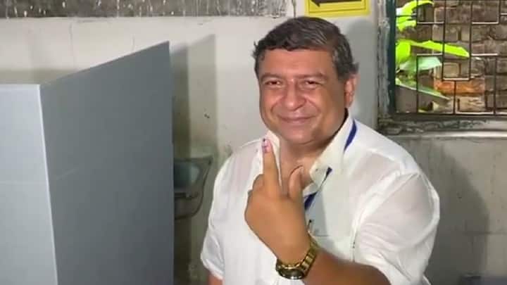 हावड़ा भाजपा उम्मीदवार रथिन चक्रवर्ती हावड़ा के एक मतदान केंद्र पर लोकसभा चुनाव 2024 के लिए अपना वोट डालने के बाद अपनी स्याही लगी उंगली दिखाते हुए।  (फोटोः एएनआई)